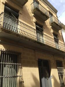 班约莱斯El Llimoner的带阳台和门的建筑