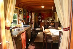 库福尔登Vegawagen Psyche, een sprookje in Coevorden的一间带水槽的厨房和一张火车桌