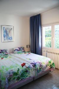 卡尼索Penthaus Villa Erika Madeira的一间卧室配有一张带彩色毯子的床