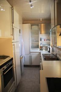卡尼索Penthaus Villa Erika Madeira的小厨房配有白色橱柜和水槽