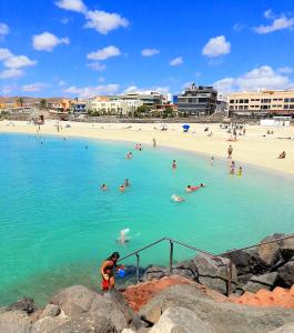 罗萨里奥港el Bounty de Playa Chica的一群人,在海滩上