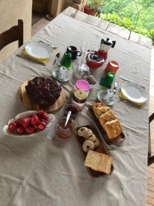 塞拉伦加达尔巴B&B acaso的桌子上摆放着盘子和食物的桌子