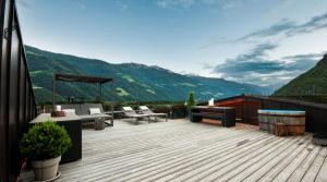 帕尔奇内斯Alpenchalet Apartments的带家具的山景甲板