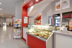 罗马Serafico Guesthouse的商店里装有陈列箱的甜甜圈店