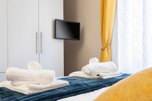 摩德纳casapalestro8#2的客房设有带毛巾的床和电视。