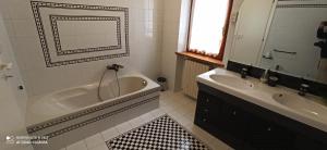 阿特里Arco di San Francesco的白色的浴室设有浴缸和水槽。
