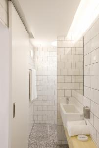 阿尔森斯Margueda的白色的浴室设有水槽和镜子