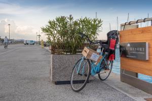 朱利亚诺瓦AQUA RESORT GIULIANOVA - Houseboat Experience的停在围栏旁人行道上的自行车