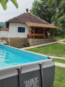 古察Stara etno kuća Radonjić的房屋前有游泳池的房子