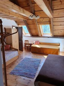Mlynky Penzión u Čupku的一间卧室配有两张床和一张桌子。