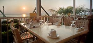 弗吉尼亚海滩Holiday Inn & Suites Virginia Beach - North Beach, an IHG Hotel的海景阳台上的桌子