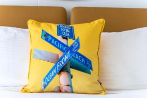 圣地亚哥海洋公园旅馆的床上有一堆路标的枕头