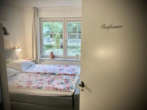 奈弗达尔De Bonte Specht的一间卧室设有一张床和一个窗口
