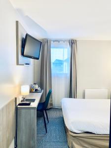 Sure Hotel by Best Western Calais Coquelles Tunnel s/ Manche的电视和/或娱乐中心