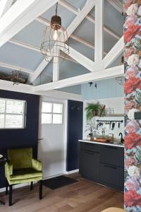 梅登布利克Bed and Breakfast Het Emmapark Medemblik的厨房拥有蓝色的墙壁和带吊灯的天花板