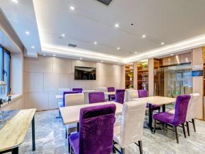 天津Lavande Hotel Tianjin Joy City Gulou Subway Station的一间会议室,配有桌子和紫色椅子