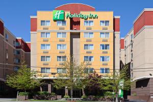 西雅图Holiday Inn Seattle DWTN Lake Union, an IHG Hotel的上面有假日旅馆标志的高楼