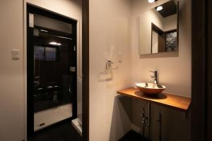 大阪Casa Grapp Tengachaya II的一间带水槽和镜子的浴室