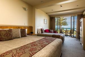 卵石海滩汽车酒店客房内的一张或多张床位