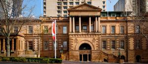 悉尼悉尼洲际酒店的前面有旗帜的旧建筑
