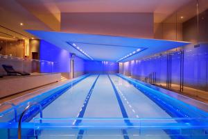 上海上海新天地安达仕酒店 （入住享免费迷你吧，酒廊礼遇）的大楼内带蓝色灯光的游泳池