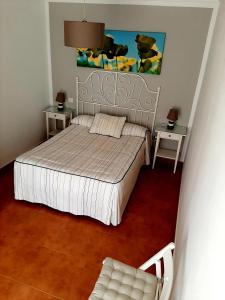 塔里法Encanto de Tarifa的一间卧室配有床和两张桌子