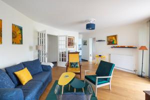 南特Le Singulier - 2 chambres et parking的客厅配有蓝色的沙发和椅子