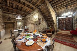 安塔利亚Yeniçeri Ahmet Ağa Konağı的用餐室配有餐桌和食物