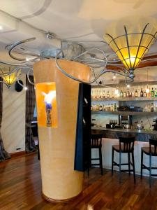 敖德萨尤利西斯酒店的带酒吧的房间里一张桌子