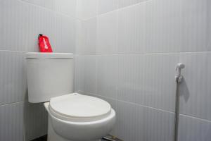 兰特包RedDoorz At Rantepao Toraja Utara的浴室设有白色卫生间和红色容器