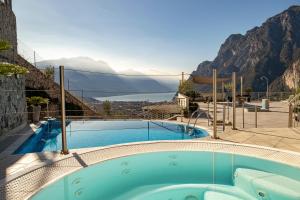 滕诺阿格里特瑞斯特里美食与放松酒店的山景游泳池