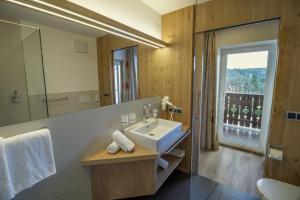 索普拉布扎诺德瑞比尔肯酒店的一间带水槽和镜子的浴室