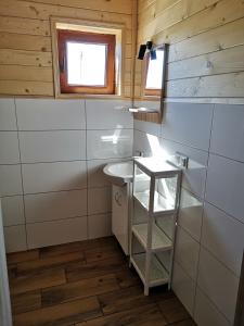 尼彻兹LAZUROWY ZAKĄTEK的一间带水槽和窗户的小浴室