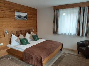 萨尔茨堡波尔瓦恩旅馆的卧室配有床、椅子和窗户。