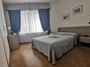 热那亚肖邦酒店的酒店客房设有两张床和窗户。