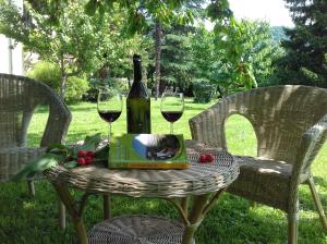 科尔蒙斯Villa Della Stua的一张桌子,上面放着一瓶葡萄酒和两杯酒