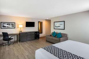 La Quinta Inn & Suites by Wyndham Las Vegas Nellis的电视和/或娱乐中心