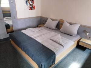 瓦伦多夫Gasthof-Hotel Biedendieck的一张大床,房间带两张桌子