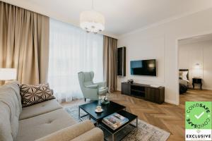弗罗茨瓦夫EXCLUSIVE Aparthotel的带沙发和电视的客厅