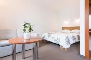 华沙马格诺华沙公寓酒店的客房设有床、沙发和桌子。