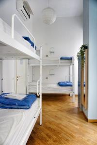 斯培西亚马宁豪华旅舍的一间房间,设有三张双层床