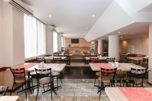 阿雷格里港机场快捷酒店的一间在房间内配有桌椅的餐厅