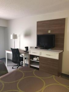 曼切斯特曼彻斯特机场速8酒店的酒店客房设有电视和带电脑的书桌