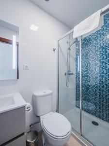 克鲁什港Nature Madeira Guest House的一间带卫生间和玻璃淋浴间的浴室