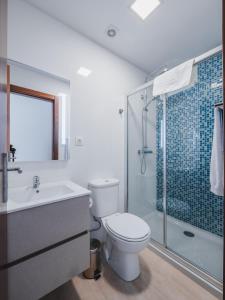 克鲁什港Nature Madeira Guest House的浴室配有卫生间、盥洗盆和淋浴。