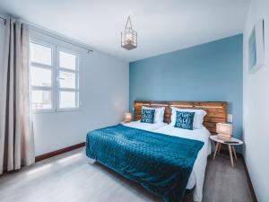 克鲁什港Nature Madeira Guest House的蓝色的卧室设有床和窗户
