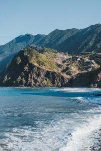 克鲁什港Nature Madeira Guest House的享有海滩和山脉的景色