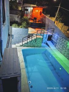 卡博迪圣阿戈斯蒂尼奥卡萨20一室公寓的一座带楼梯的夜间游泳池以及一座建筑