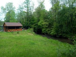 莫申Садиба Вікторія的河边田野上的小屋