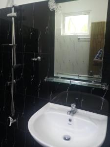 达瓦拉维Cassia Udawalawe的浴室设有白色水槽和镜子